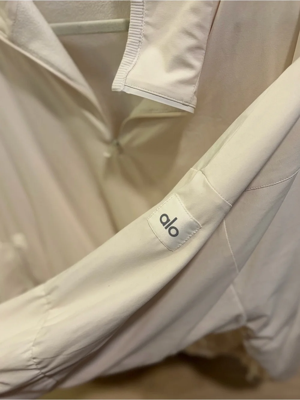 ALO Yoga Elevation Cropped Jacket in Cream